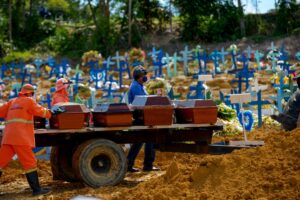 Le Brésil pourrait atteindre 600000 morts par covid en août, prévient Gonzalo Vecina