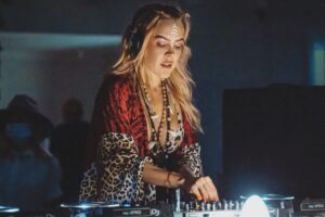 Natalia Paris a comparé ses soirées à la foule dans le métro de Medellín