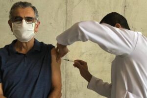 «Quand c&rsquo;est à votre tour de vous faire vacciner contre le covid-19, assurez-vous de le faire», déclare le recteur de l&rsquo;USP – Jornal da USP