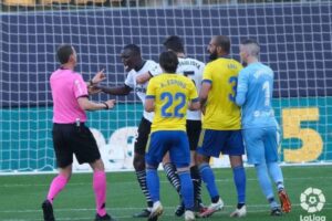 Regrettable!  Les joueurs de Valence quittent le terrain de Cadix après avoir dénoncé des insultes racistes