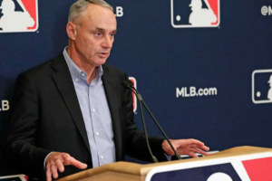 Sur le ballon |  Manfred ignore les règles du baseball
