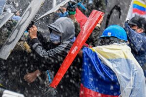 Après avoir vaincu la réforme, les manifestations en Colombie ciblent la violence policière