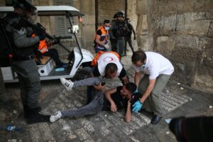 En vertu du cessez-le-feu, Israël maintient l&rsquo;offensive et les colons envahissent la mosquée palestinienne