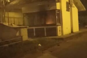 Ils rapportent des attaques contre deux CAI et une station-service à Cali dans la nuit de ce lundi