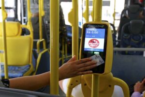 La justice rétablit le transport gratuit pour les personnes âgées, mais Doria maintient la suspension