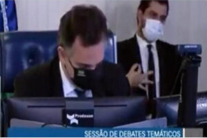 La police du Sénat inculpe le conseiller de Bolsonaro pour geste raciste
