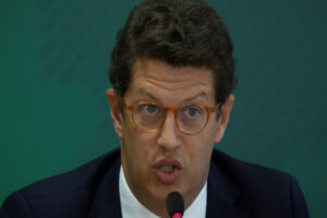 Le ministre brésilien de l&rsquo;environnement, soupçonné de faciliter le trafic de bois