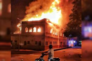Le palais de justice de Tuluá, Valle del Cauca, brûle en flammes