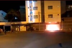 Les pompiers ont assisté à un incendie dans un motel, mais ont dû partir en raison de problèmes d&rsquo;ordre public