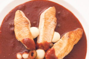 Poisson corbullón au vin rouge