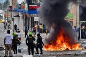 Un manifestant de «première ligne» affirme que des groupes illégaux paient pour commettre des excès