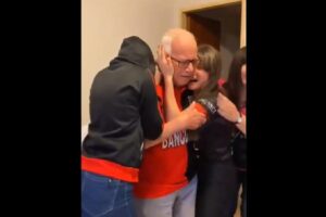 Un grand-père de 91 ans pleure de bonheur en voyant le champion de Columbus en Argentine pour la première fois de sa vie