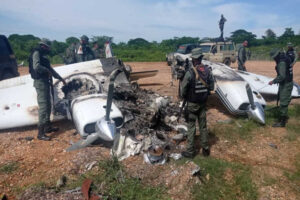 Ils détectent une piste clandestine avec un avion incendié au sud du lac
