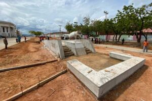 Ils supervisent les travaux de construction de la place du Bicentenaire de Zulia