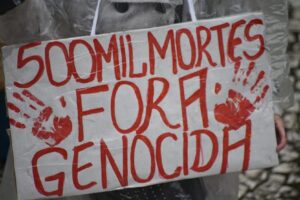 Le Brésil dépasse le demi-million de morts par covid-19.  Des gens dans la rue pour défendre la vie et contre Bolsonaro