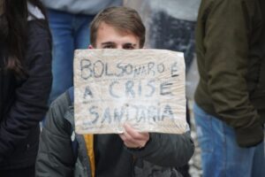 Alors que Bolsonaro enlève un masque, le Brésil compte 18 millions de cas de covid