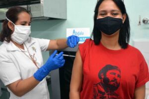 Des doses de vaccins Abdala sont appliquées aux résidents de Ciudad Tiuna à Caracas