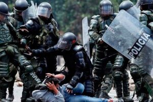 Duque nie que les cas d&rsquo;abus policiers soient récurrents
