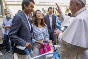 Egan Bernal après avoir rencontré le pape François et lui avoir offert un vélo