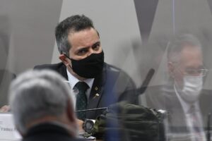 Elcio Franco nie le retard dans l&rsquo;acquisition des vaccins, malgré les preuves
