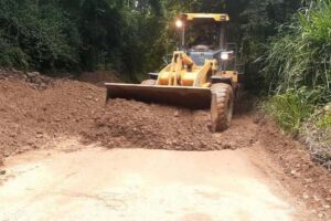 Ils dégagent les routes affectées par la pluie dans la municipalité de Pinto Salinas de Mérida