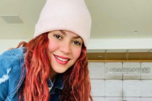 Ils ont diffusé une vidéo de Shakira parlant six langues et faisant pleuvoir des éloges