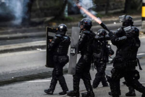 L&rsquo;ESMAD donne un coup de pied sauvage à un enfant au milieu des manifestations (+ vidéo)