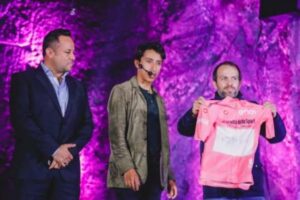 La cathédrale était teinte en rose !  Egan Bernal a reçu une ovation à Zipaquirá