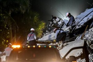 L&rsquo;attente angoissante des proches des disparus dans l&rsquo;effondrement d&rsquo;un immeuble à Miami