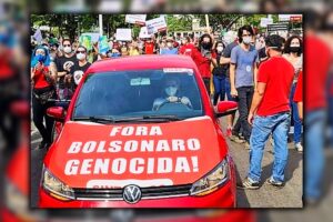 Le PM déforme le LSN et arrête un militant pour avoir porté la bannière «  Fora Bolsonaro Genocida  » dans la voiture