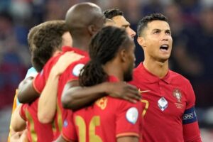 Le Portugal égale la France avec des buts de Cristiano Ronaldo et se qualifie pour le deuxième tour