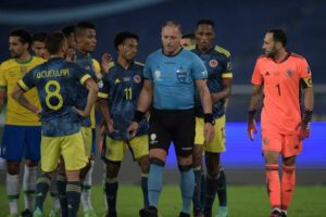 Les analystes de l&rsquo;arbitrage ont durement frappé Pitana pour avoir validé le but du Brésil contre la Colombie
