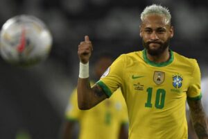 Neymar et le Paraguayen Ángel Romero restent immobiles devant les buteurs