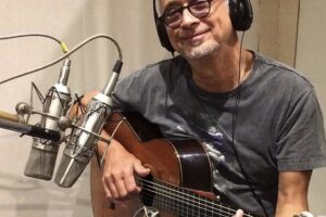 Zé Renato revient chanter avec le public.  La musique accueille, et le « désastre » du gouvernement actuel passera
