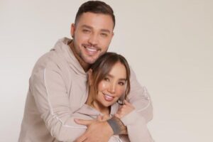 Jessi Uribe est la cible de critiques pour avoir porté un ensemble de fleurs, ils disent qu&rsquo;il appartient à Paola Jara