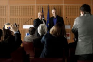 Costa-Gavras dévoile les coulisses de la crise en Grèce dans un nouveau film