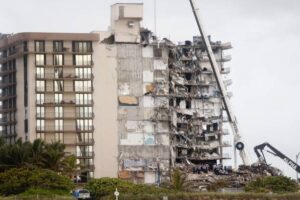 Face à la menace d&rsquo;une tempête, un bâtiment partiellement effondré sera démoli près de Miami
