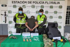Ils capturent un homme à Cali qui portait des armes artisanales et des vêtements des forces militaires