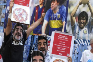Ils protestent avec des masques de Maradona contre le sommet du G-20 à Naples