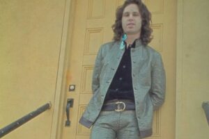 Ils rendent hommage à Jim Morrison sur sa tombe 50 ans après sa mort
