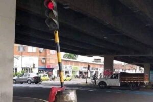 La police accompagnera la réinstallation des feux de circulation sur l&rsquo;autoroute avec la Calle 26