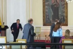Le maître de cérémonie s&rsquo;évanouit dans la transmission officielle de la Maison Nariño