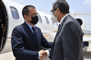 Le ministre des Affaires étrangères Arreaza arrive à Mexico pour participer à la CELAC