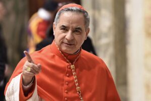 Le processus qui juge un cardinal pour corruption pour la première fois commence
