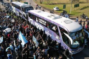 Les champions à domicile !  L&rsquo;équipe nationale argentine est arrivée à Buenos Aires gardée par une puissante opération