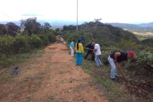 Les producteurs de Palavecinenses réparent les routes rurales