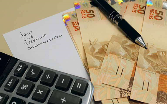 Image illustrative. Calculatrice et factures d'argent.