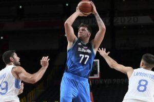 Luka Doncic signe une performance historique pour la Slovénie pour vaincre l&rsquo;Argentine en basket