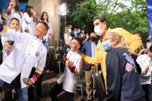 Maduro demande un plan pour vacciner les étudiants pour commencer les cours en face à face en octobre