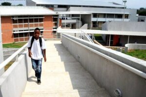 Plus de 74 000 enfants et jeunes sont en dehors du système éducatif à Cali